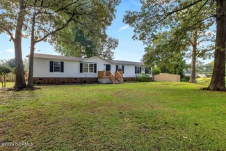 100 Edgewater Ln, Richlands, NC 28574