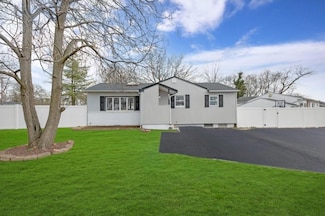 113 Applegate Dr, Central Islip, NY 11722
