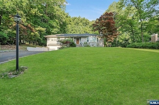 32 Lilline Ln, Upper Saddle River, NJ 07458