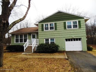 12 Summit View Dr, Mountain Top, PA 18707