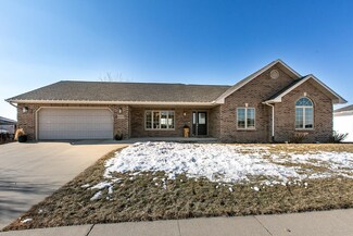 6123 Forest Hills Dr, Dubuque, IA 52002