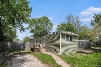 4317 N Hill Dr, Holly, MI 48442