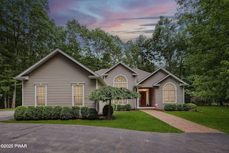 39 Fawn Ridge Dr, Hawley, PA 18428