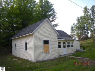 450 Bendon Rd, Interlochen, MI 49643