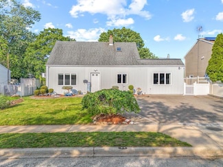 23 Vista Ln, Levittown, NY 11756