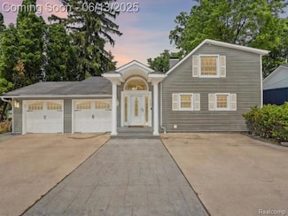 4967 Coshocton Dr, Waterford, MI 48327