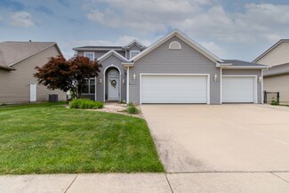 1403 Plantation Ln, Bloomington, IL 61704