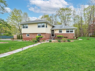 1 Milford Ln, Glen Cove, NY 11542