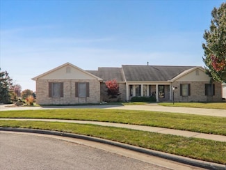15 Smokey Ct, Bloomington, IL 61704