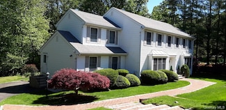 28 Ledgewood Cir, East Setauket, NY 11733