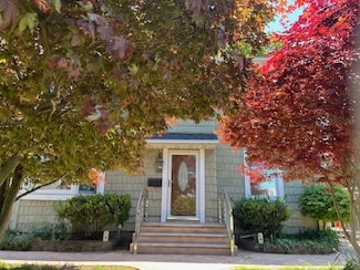 111 Raff Ave, Mineola, NY 11501