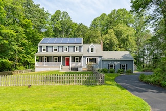 8 Sassafras Ln, Clinton, CT 06413