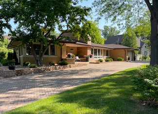 711 E Greenview Rd, Itasca, IL 60143