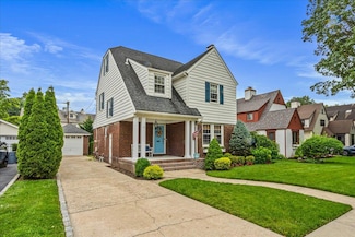 9 Brixton Rd, Garden City, NY 11530