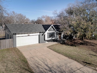 8220 E Peach Tree Ln, Wichita, KS 67207