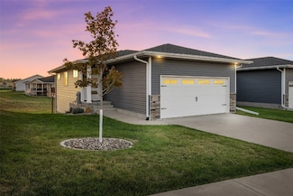 1426 Applewood Dr, Fairfax, IA 52228