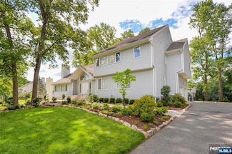 24 Rozmus Ct, Allendale, NJ 07401
