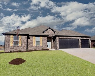 110 N Kit Kat Ct, Siloam Springs, AR 72761
