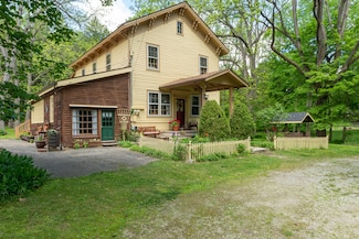 8425 Parshallville Rd, Fenton, MI 48430