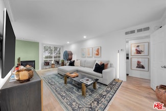 927 N Kings Rd Unit 113, West Hollywood, CA 90069