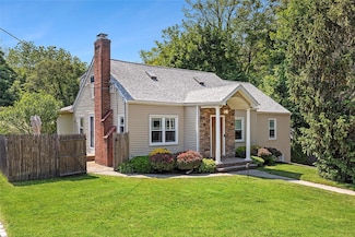 9 Hillside Ave, Woodbury, NY 11797