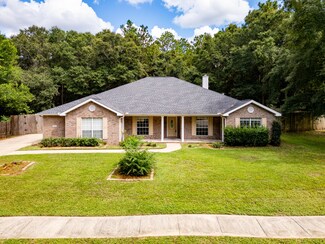 5853 Saratoga Dr, Crestview, FL 32536
