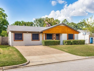 768 Briarwood Ln, Hurst, TX 76053