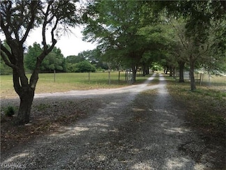 435 Trader Rd, Fort Denaud, FL 33935