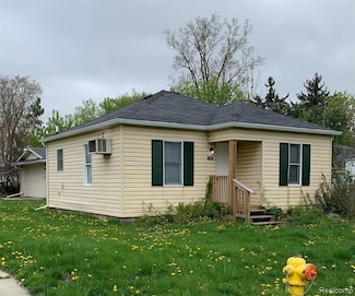 1147 Norton St, Burton, MI 48529