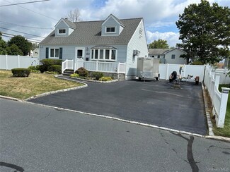 957 N Fulton Ave, Lindenhurst, NY 11757