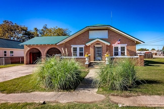 204 SE 3rd St, England, AR 72046