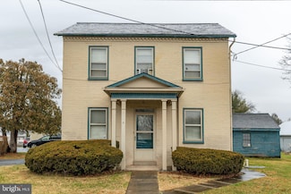 9 E Locust St, Leola, PA 17540