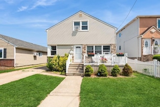 62 Warwick Rd, Island Park, NY 11558