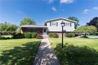 22105 Sharon Ln, Cleveland, OH 44126