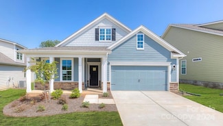 571 Fox Cove Rd, Hendersonville, NC 28792