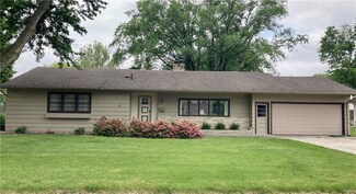 911 S 13th Ave W, Newton, IA 50208