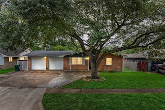 2413 Raspberry Ln, Pasadena, TX 77502