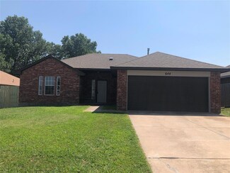 644 NW 20th St, Moore, OK 73160