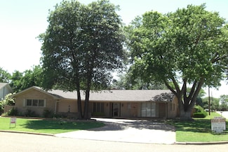 1009 Holliday St, Plainview, TX 79072