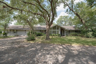 303 Lakeshore Dr, Seabrook, TX 77586