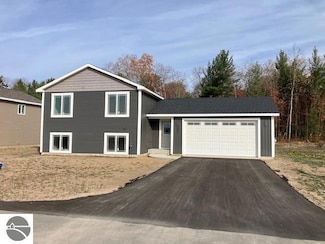4860 Meadowlark Ln, Traverse City, MI 49685