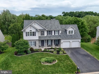 9 Village Dr, Fredericksburg, PA 17026