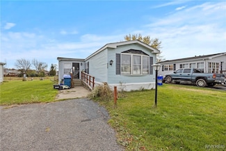 533 Applewood Dr, Lockport, NY 14094