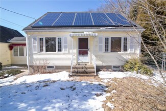 10 Howard St, Bradford, RI 02808
