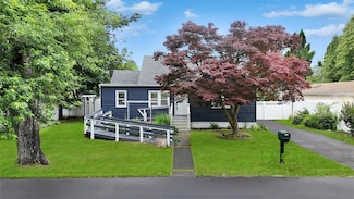 17 Pinetree Dr, Shirley, NY 11967