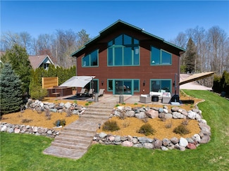 907 E Lake Dr, Shell Lake, WI 54871