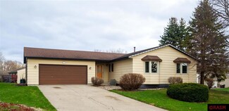 217 217 Perry St, Eagle Lake, MN 56024