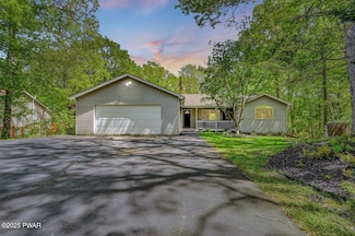201 Comstock Dr, Hawley, PA 18428