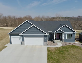 530 Mulligan Dr, Zumbrota, MN 55992