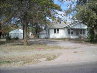 956 W 29th St N, Wichita, KS 67204